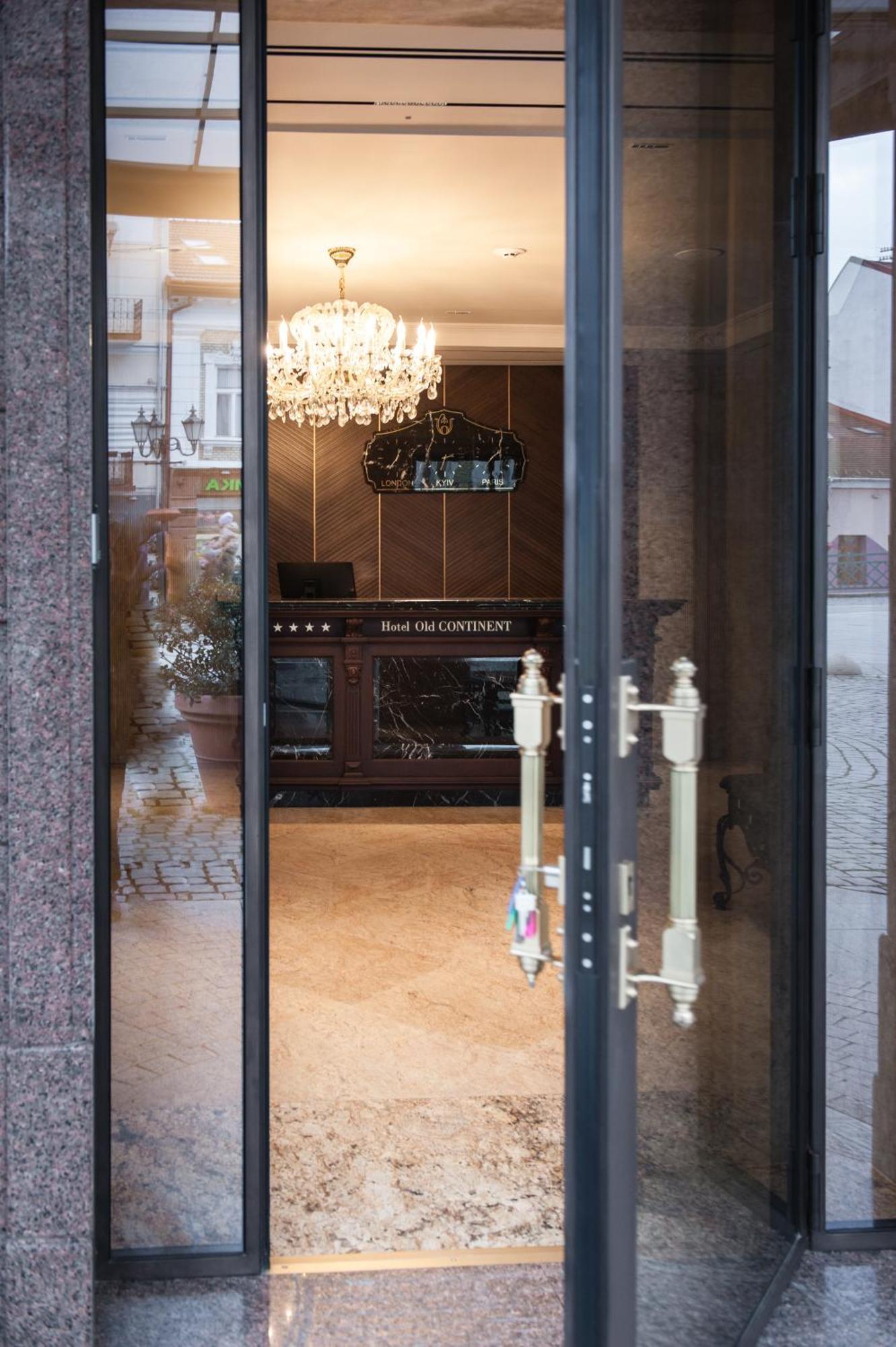 Old Continent Hotel Uzhhorod Ngoại thất bức ảnh