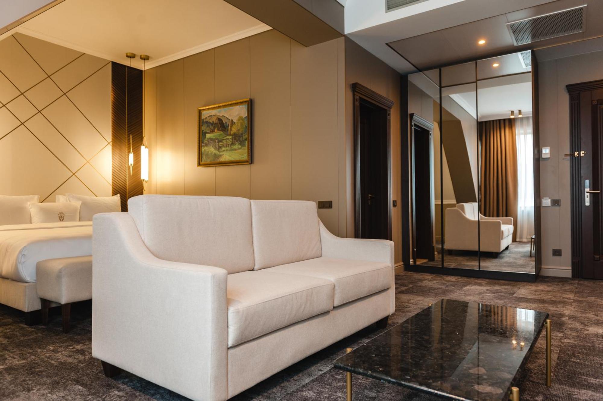 Old Continent Hotel Uzhhorod Ngoại thất bức ảnh