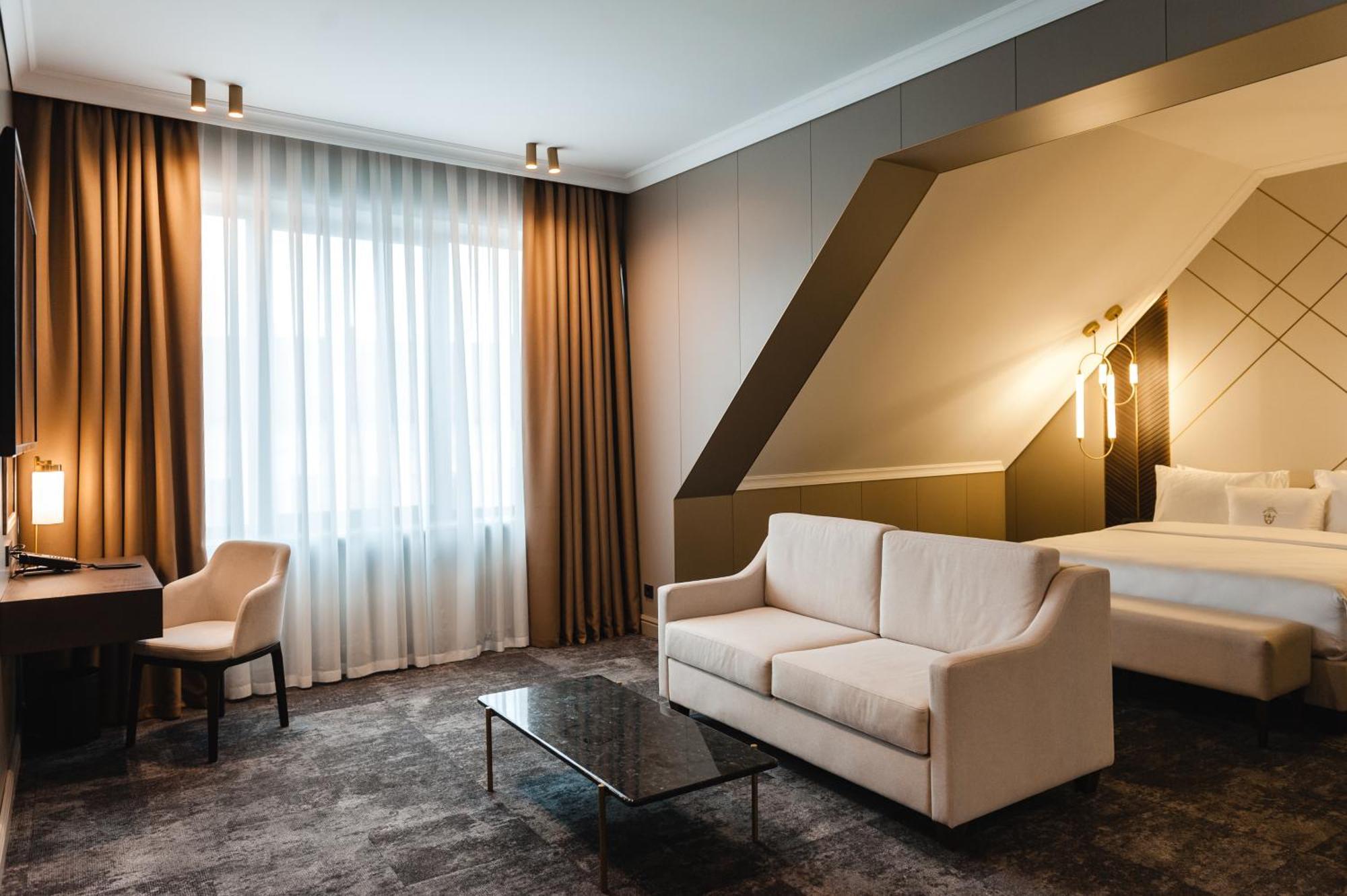Old Continent Hotel Uzhhorod Ngoại thất bức ảnh