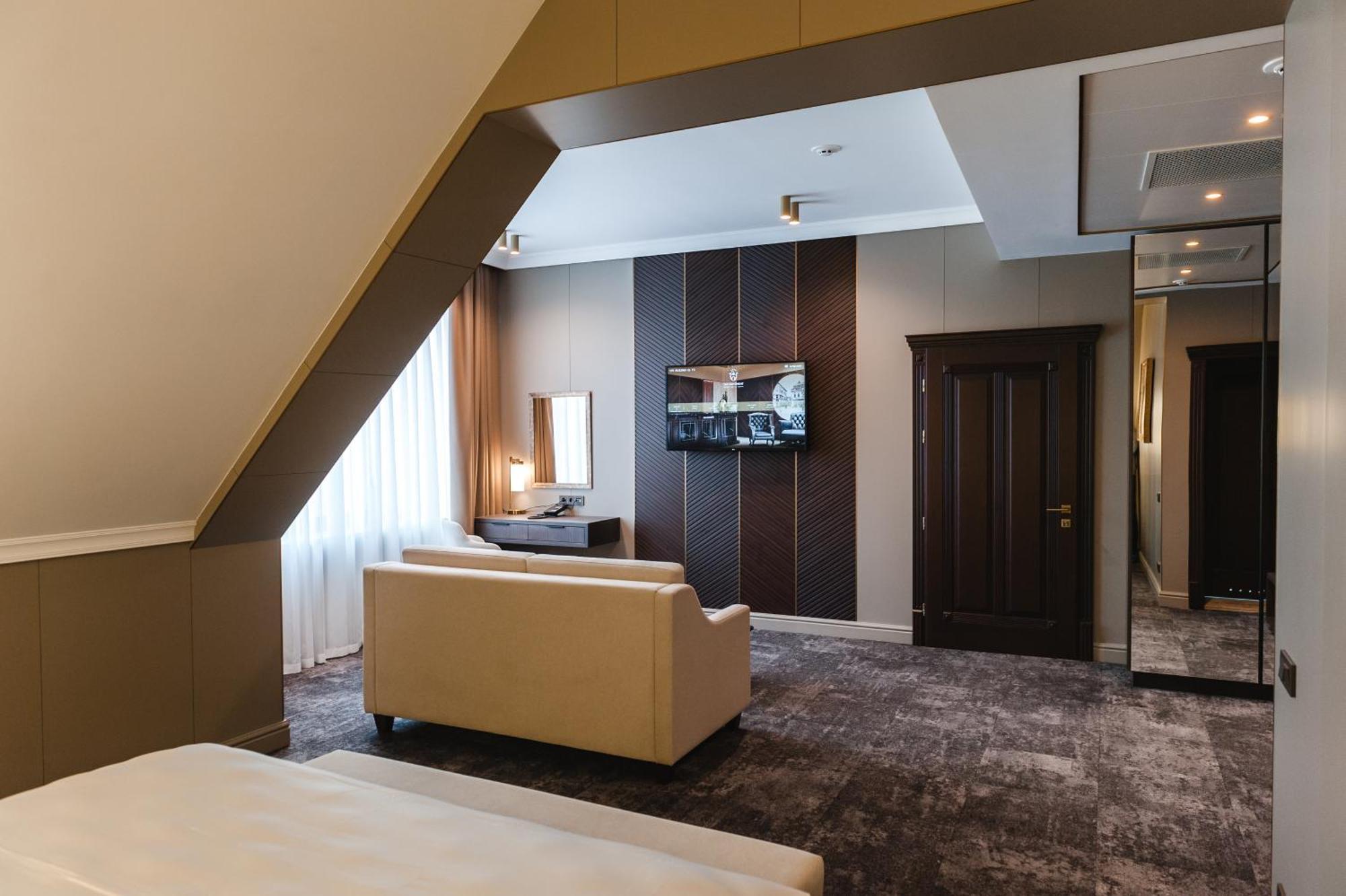 Old Continent Hotel Uzhhorod Ngoại thất bức ảnh