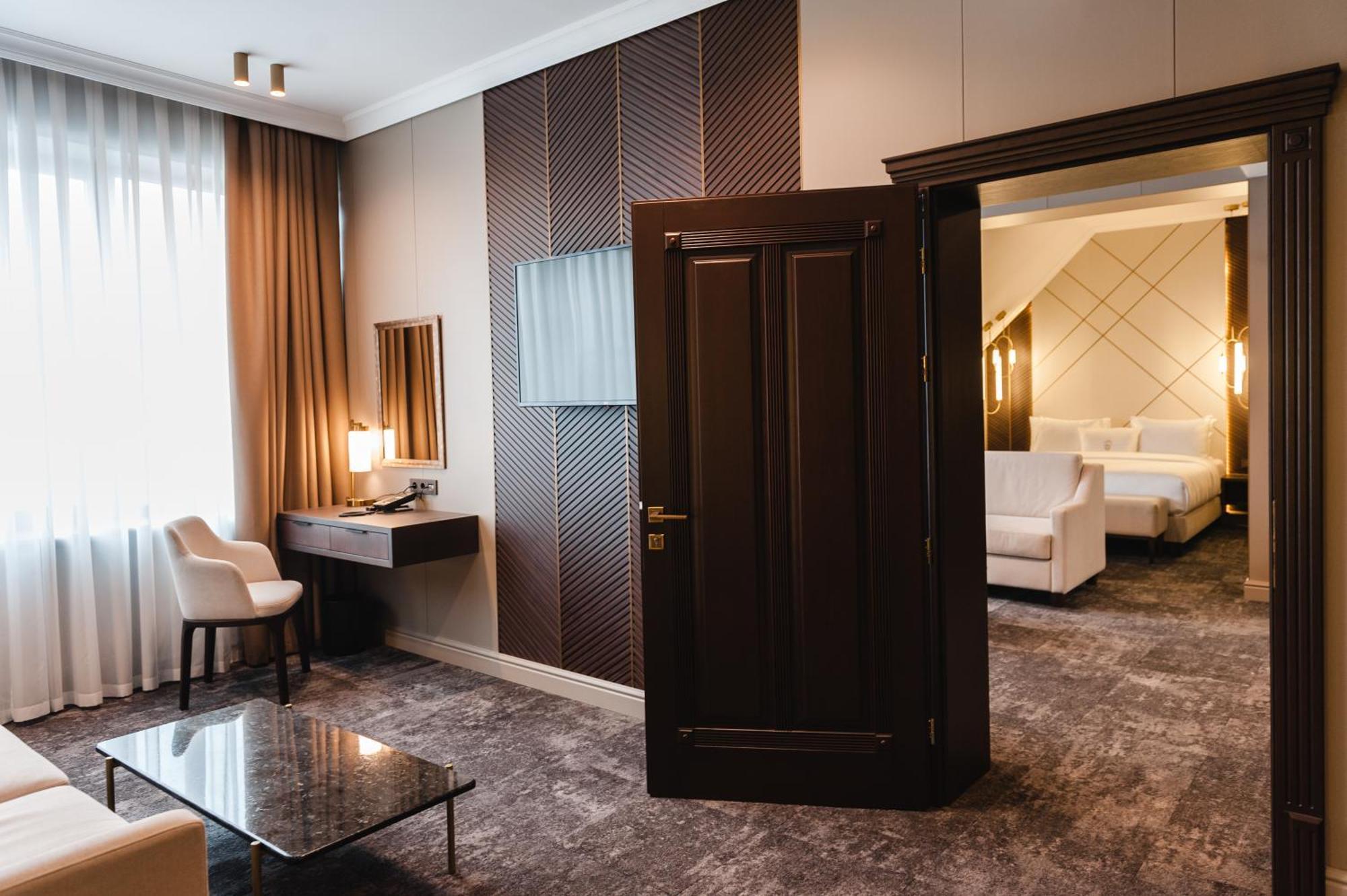 Old Continent Hotel Uzhhorod Ngoại thất bức ảnh