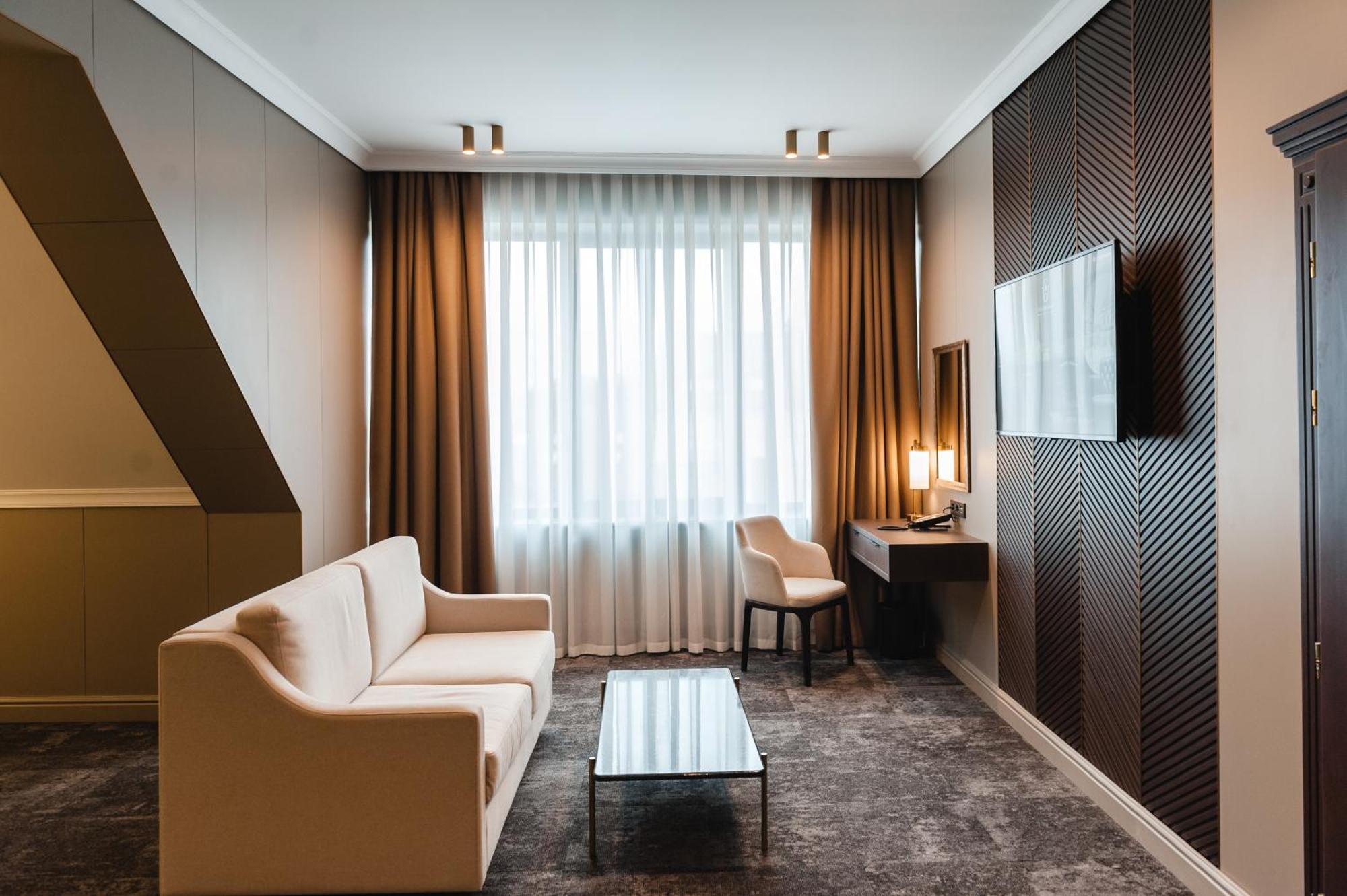 Old Continent Hotel Uzhhorod Ngoại thất bức ảnh