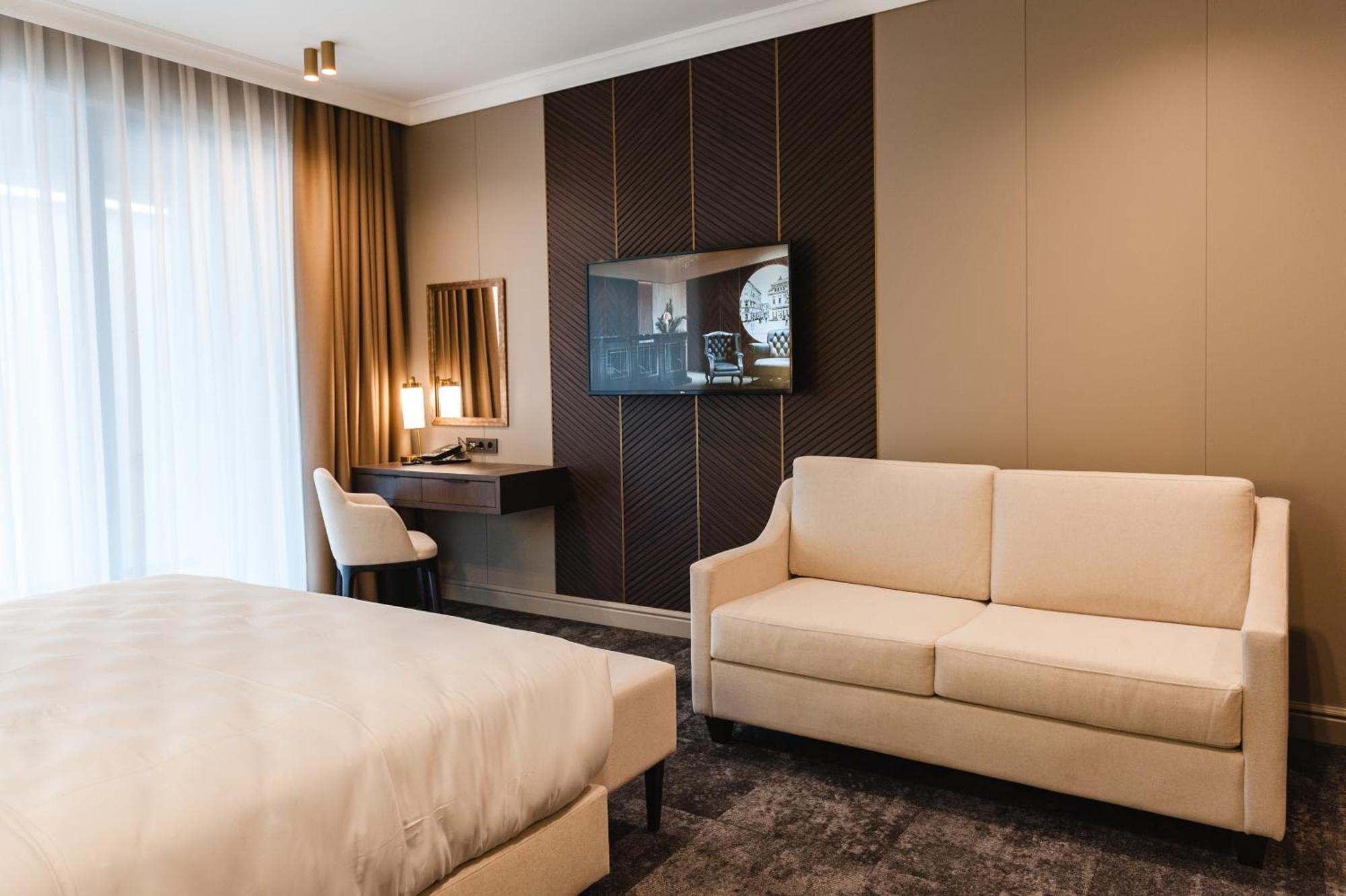Old Continent Hotel Uzhhorod Ngoại thất bức ảnh