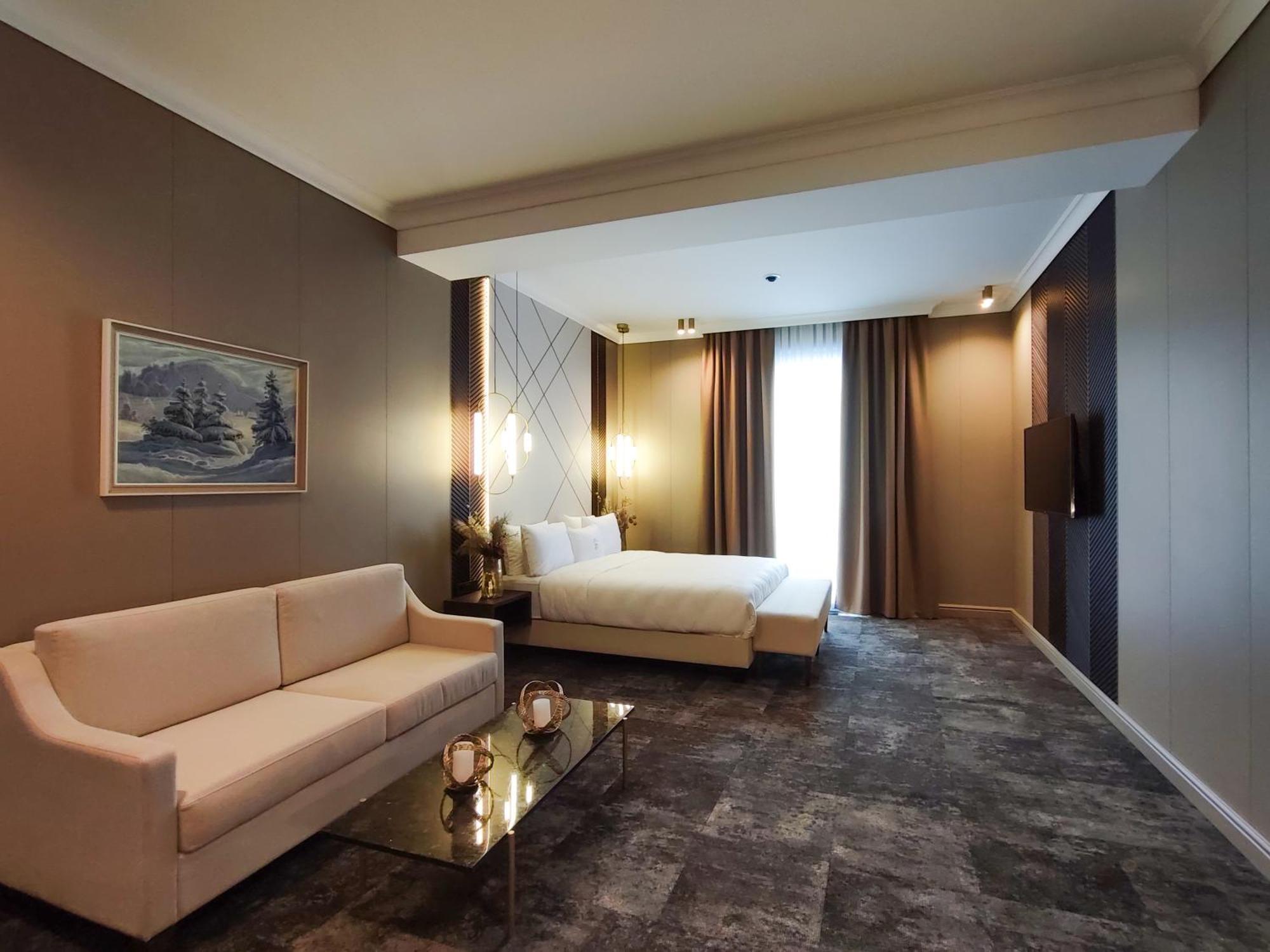 Old Continent Hotel Uzhhorod Ngoại thất bức ảnh
