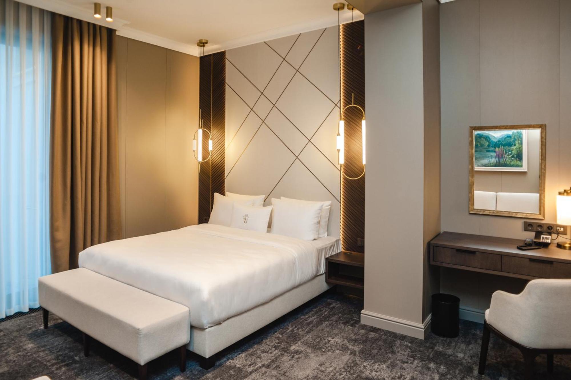 Old Continent Hotel Uzhhorod Ngoại thất bức ảnh