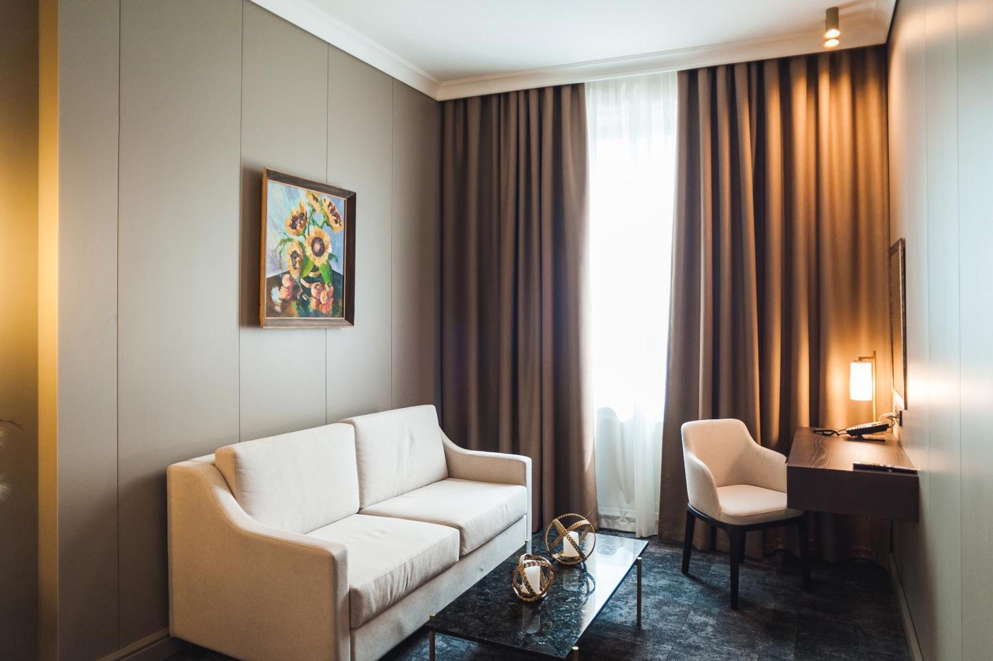 Old Continent Hotel Uzhhorod Ngoại thất bức ảnh