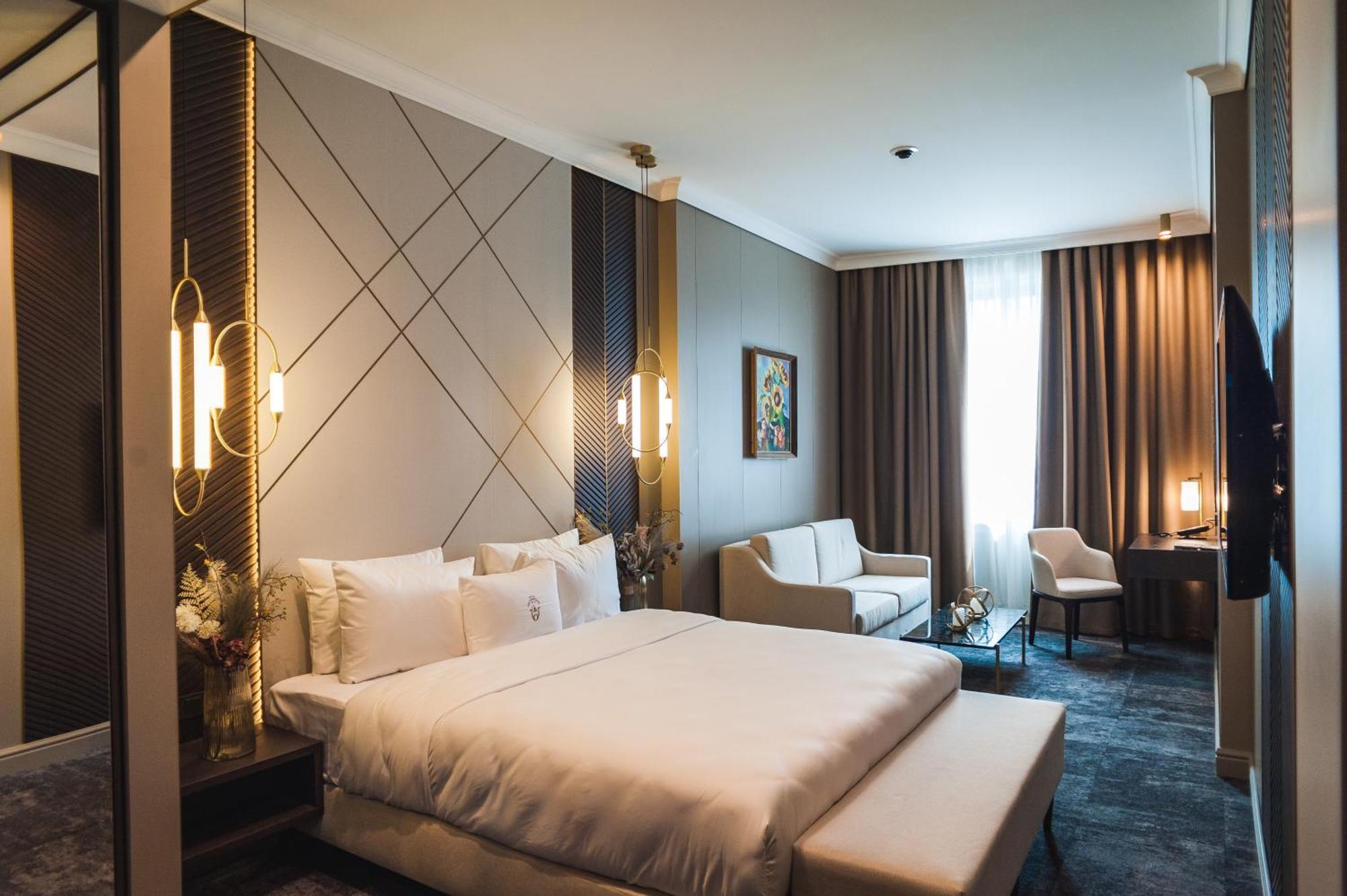 Old Continent Hotel Uzhhorod Ngoại thất bức ảnh