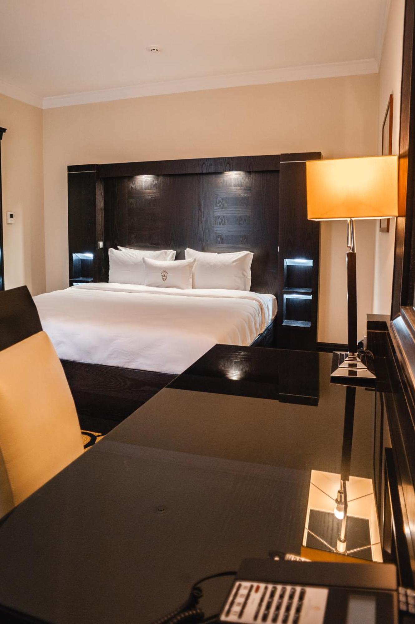 Old Continent Hotel Uzhhorod Ngoại thất bức ảnh