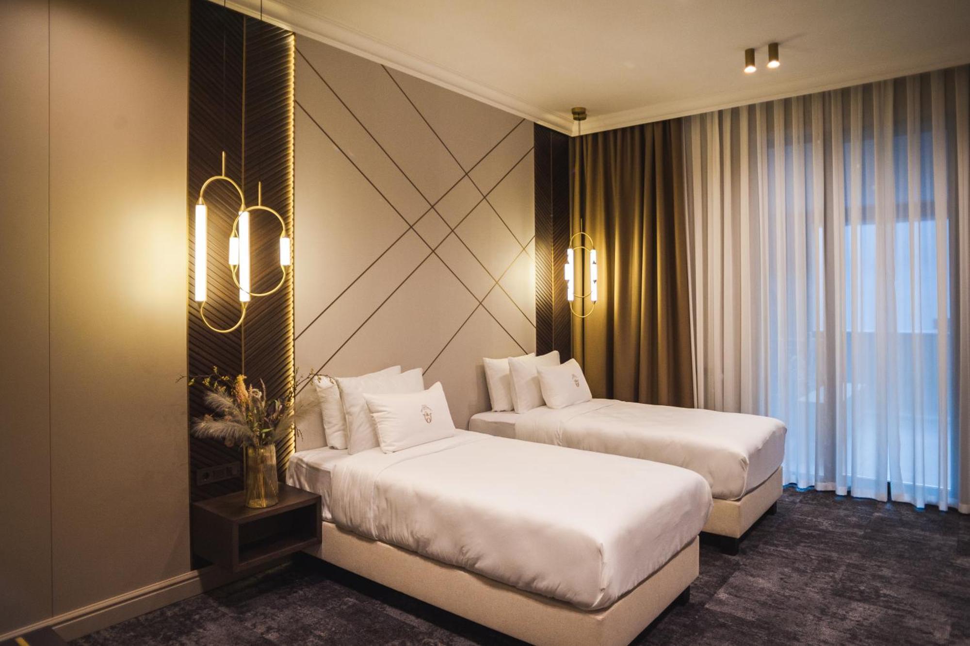Old Continent Hotel Uzhhorod Ngoại thất bức ảnh