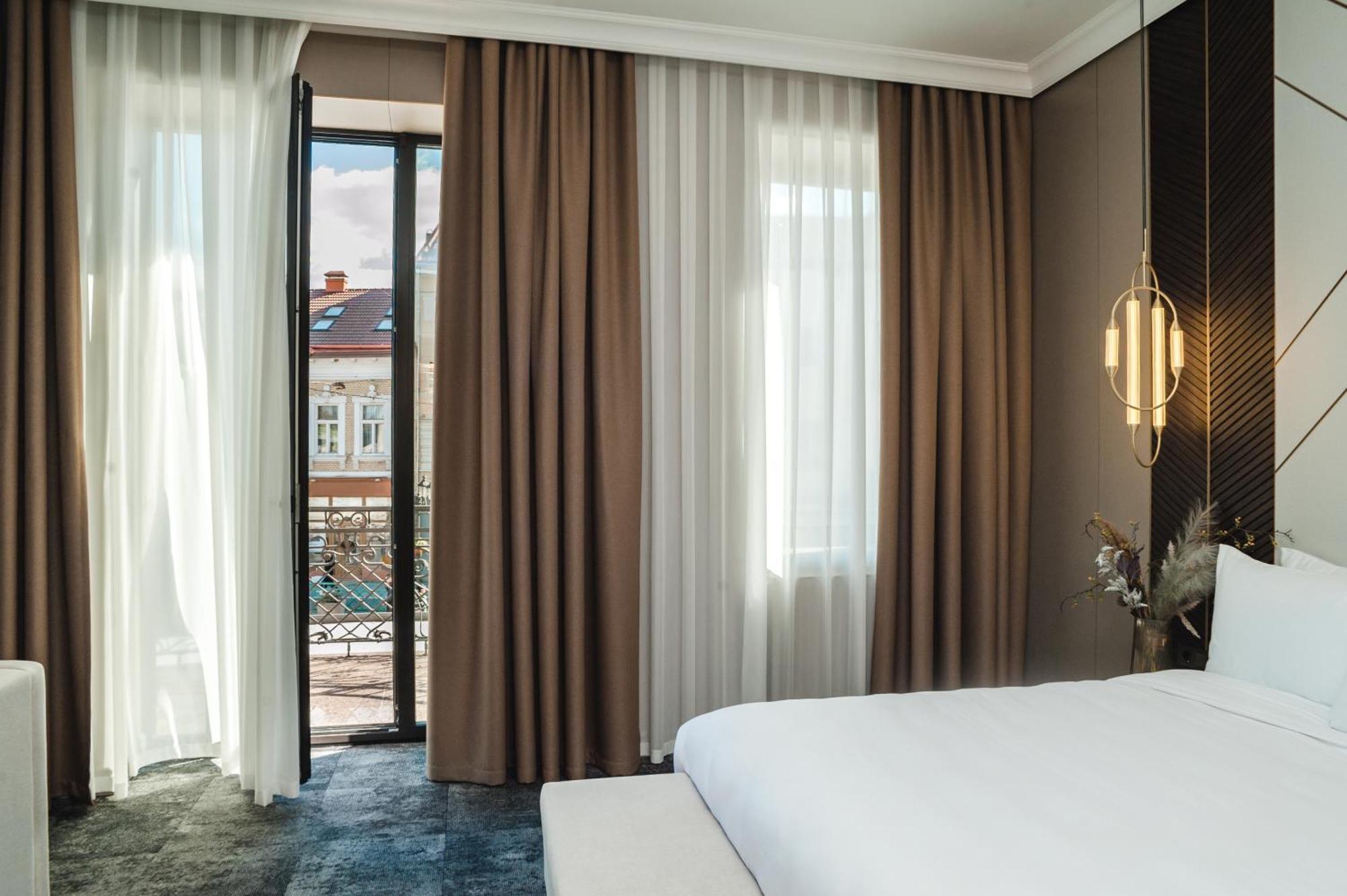 Old Continent Hotel Uzhhorod Ngoại thất bức ảnh