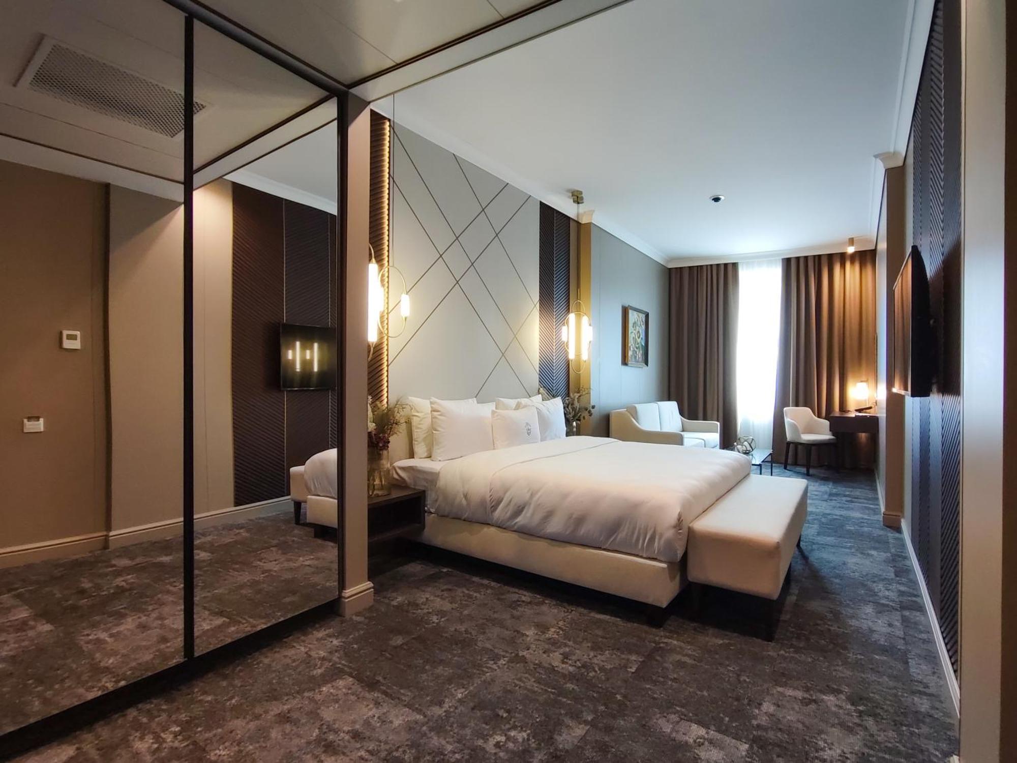 Old Continent Hotel Uzhhorod Ngoại thất bức ảnh