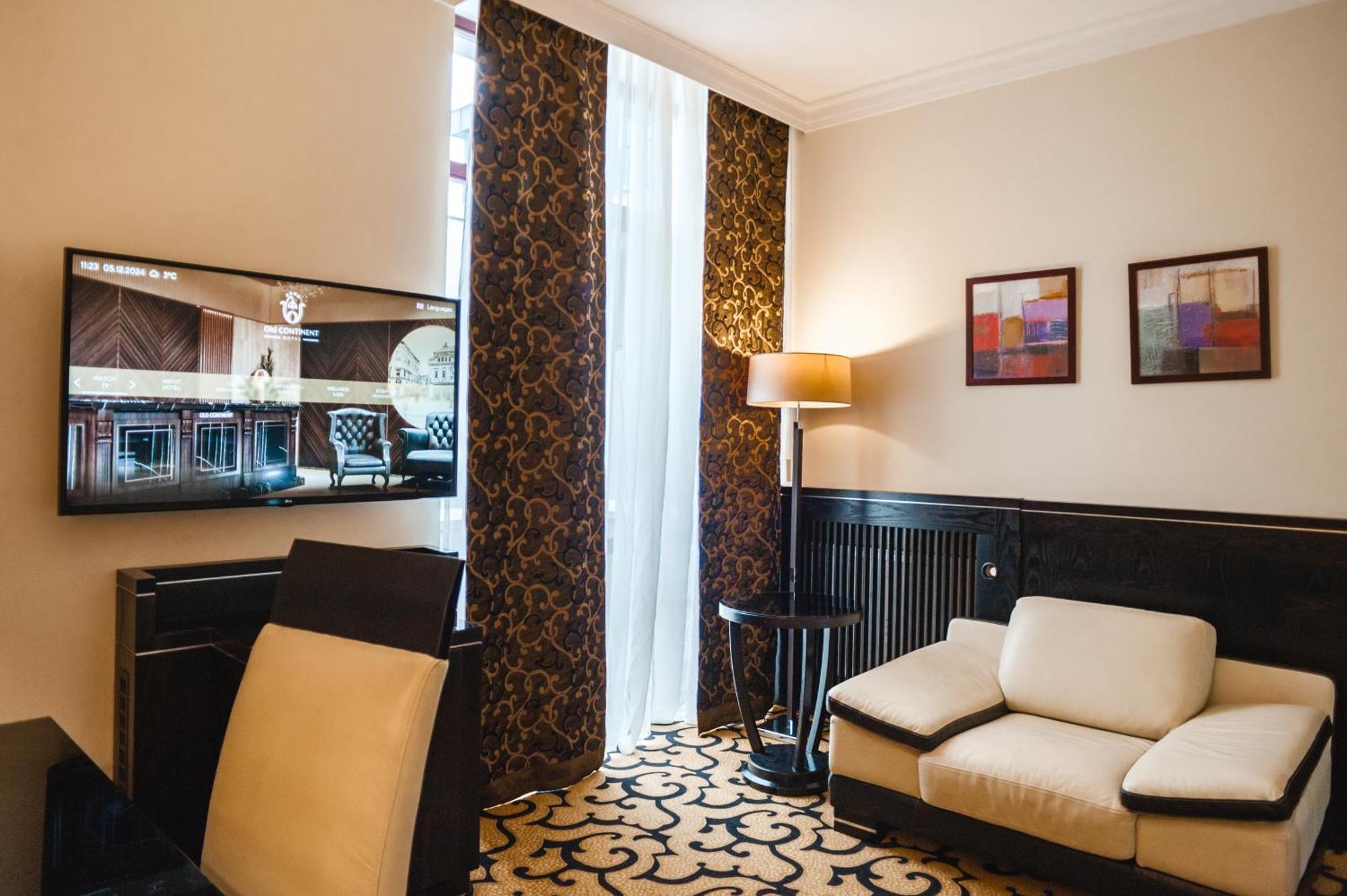 Old Continent Hotel Uzhhorod Ngoại thất bức ảnh