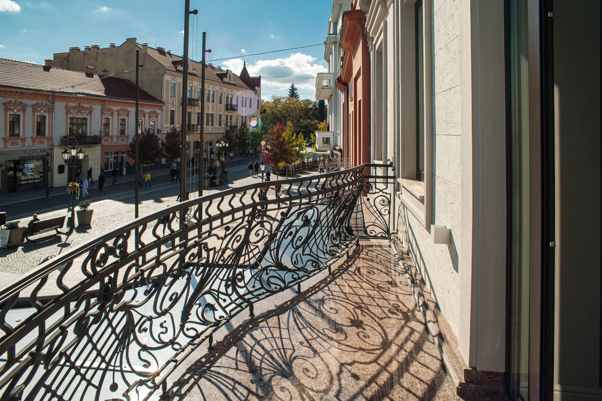 Old Continent Hotel Uzhhorod Ngoại thất bức ảnh