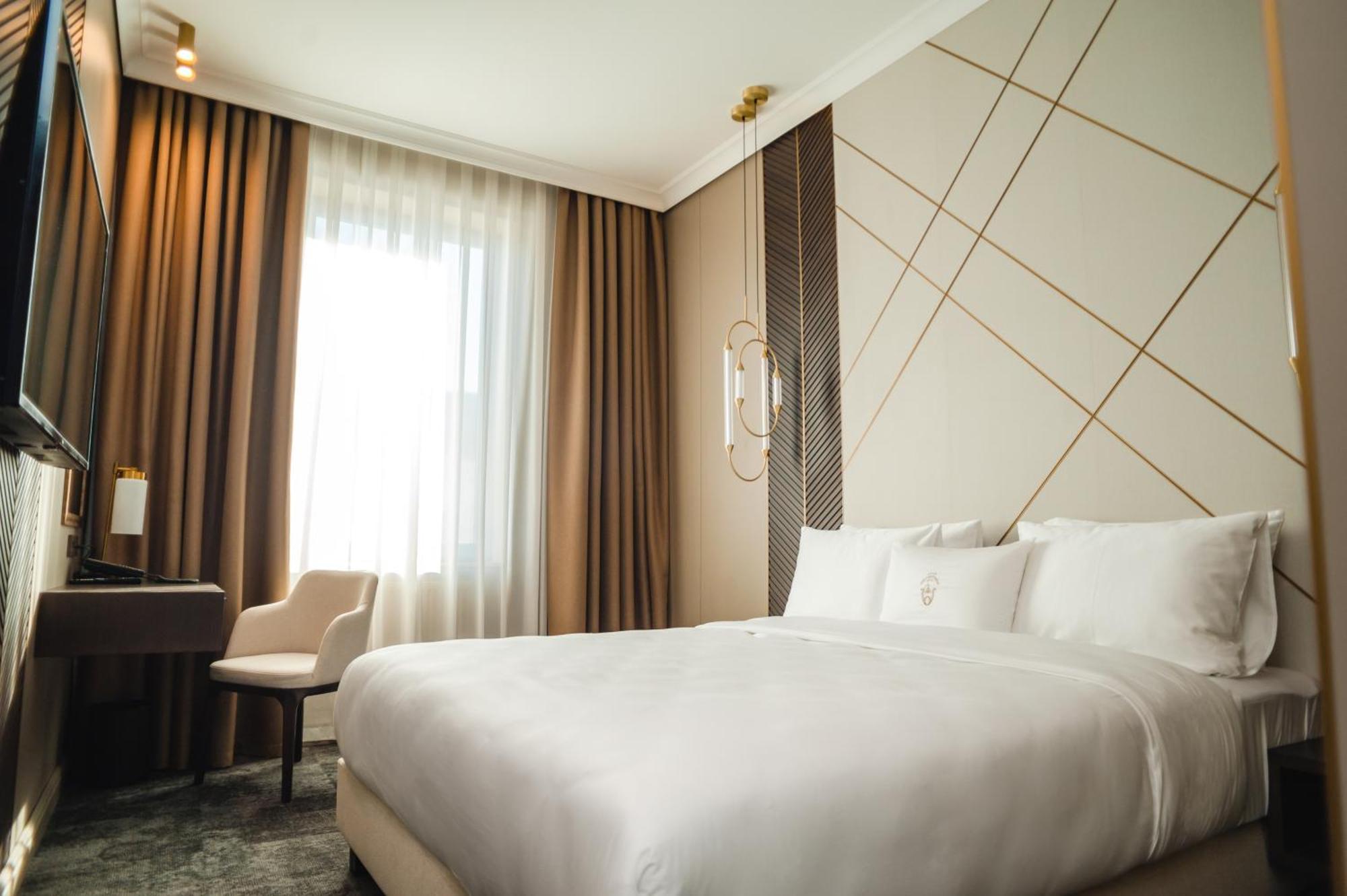 Old Continent Hotel Uzhhorod Ngoại thất bức ảnh