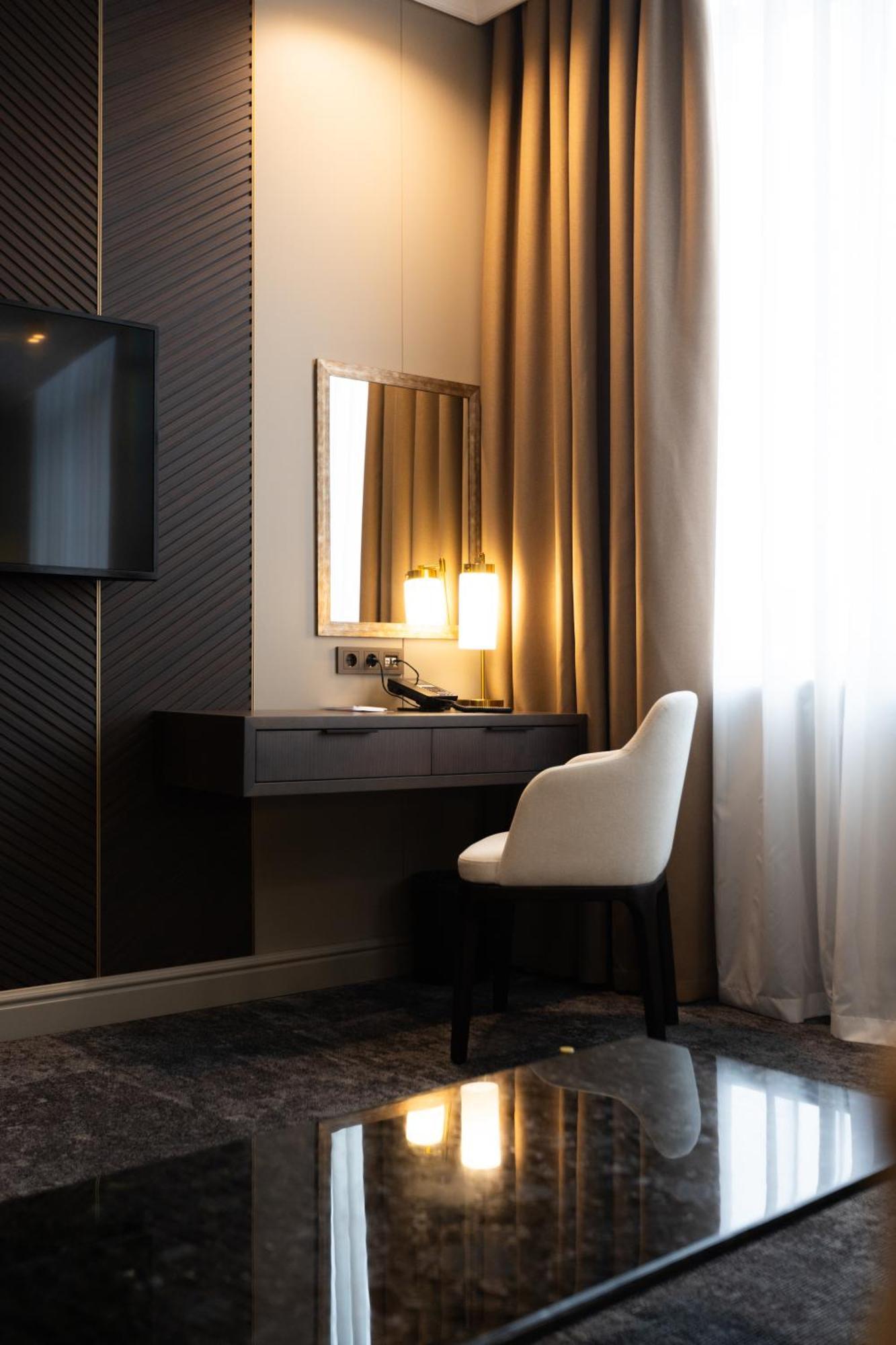 Old Continent Hotel Uzhhorod Ngoại thất bức ảnh