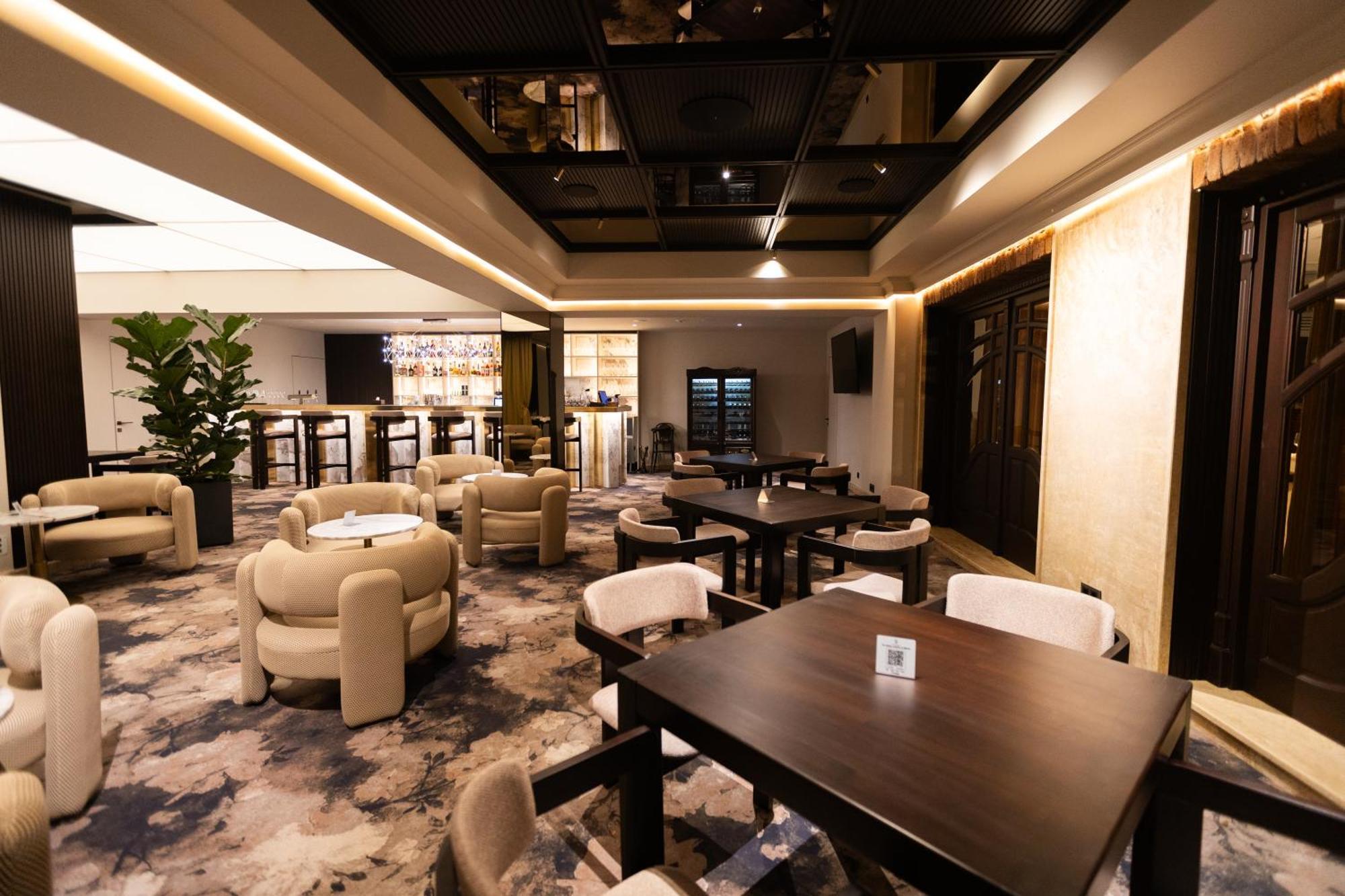 Old Continent Hotel Uzhhorod Ngoại thất bức ảnh