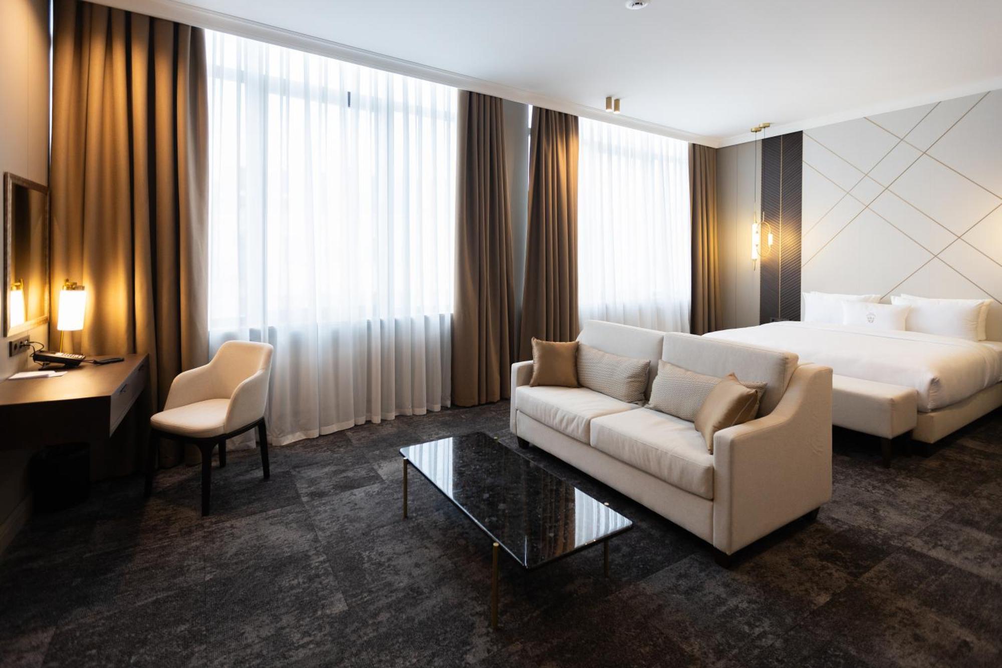 Old Continent Hotel Uzhhorod Ngoại thất bức ảnh