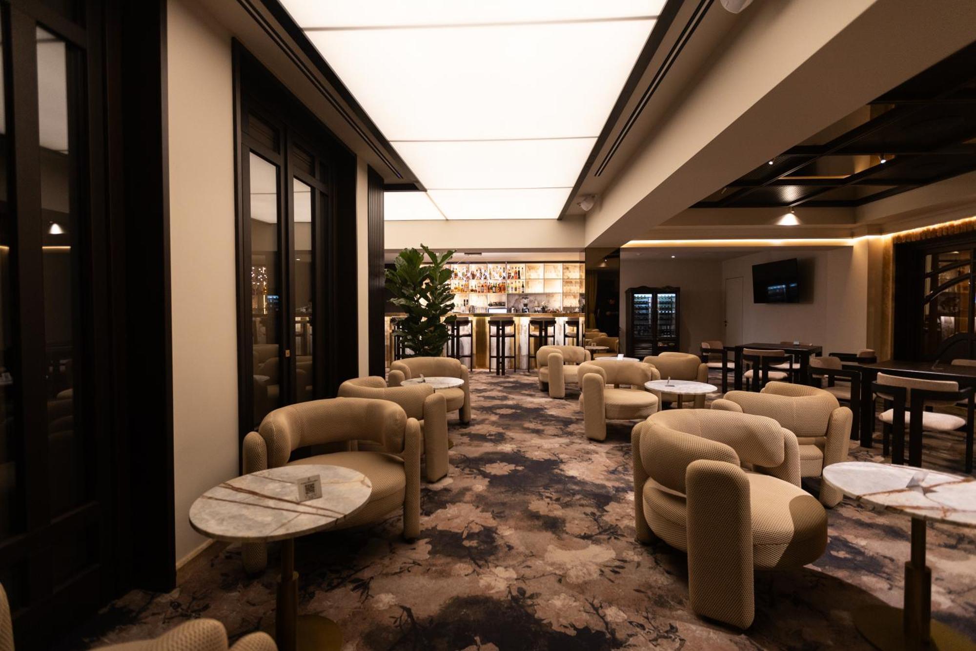 Old Continent Hotel Uzhhorod Ngoại thất bức ảnh