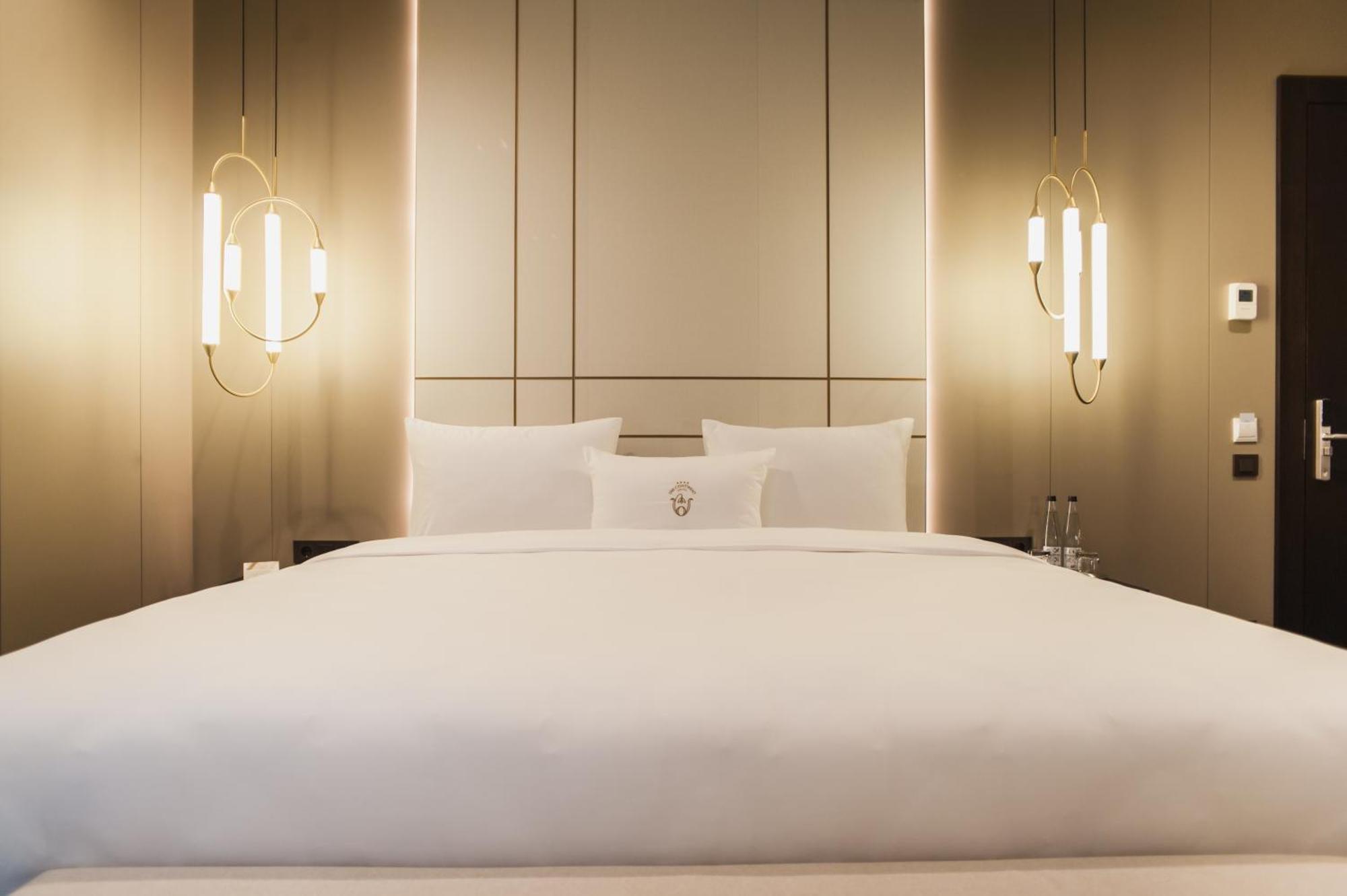 Old Continent Hotel Uzhhorod Ngoại thất bức ảnh