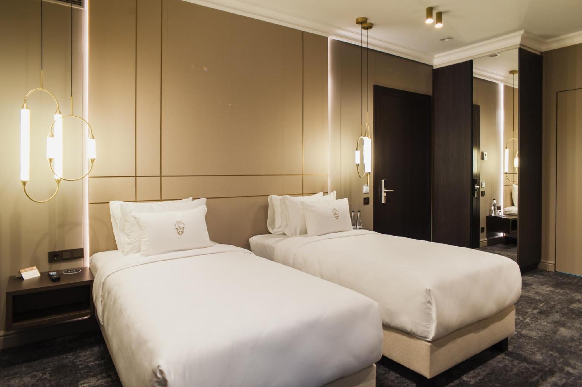 Old Continent Hotel Uzhhorod Ngoại thất bức ảnh