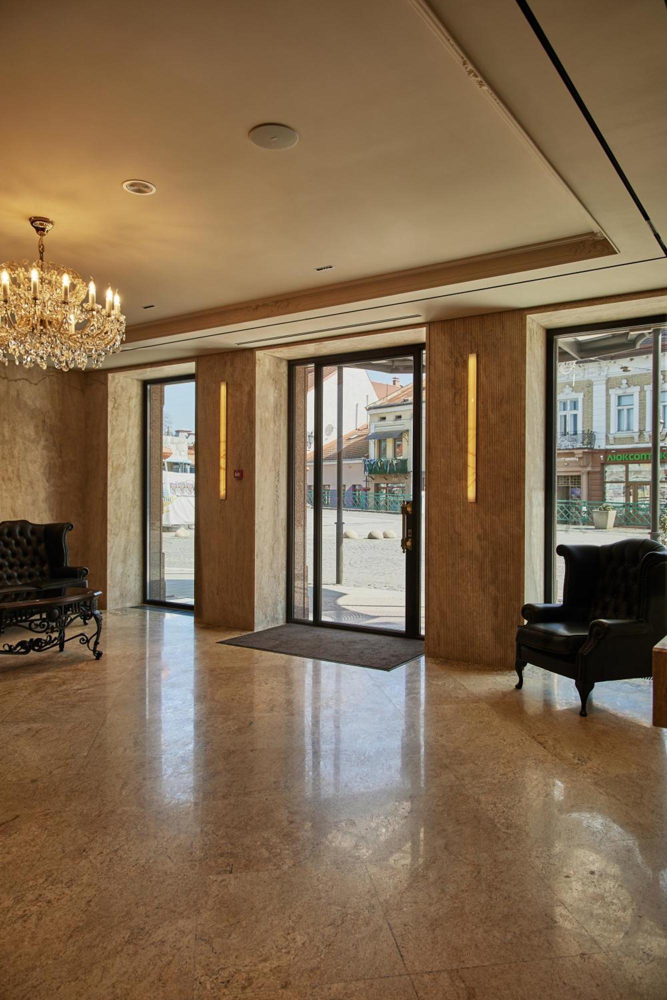 Old Continent Hotel Uzhhorod Ngoại thất bức ảnh