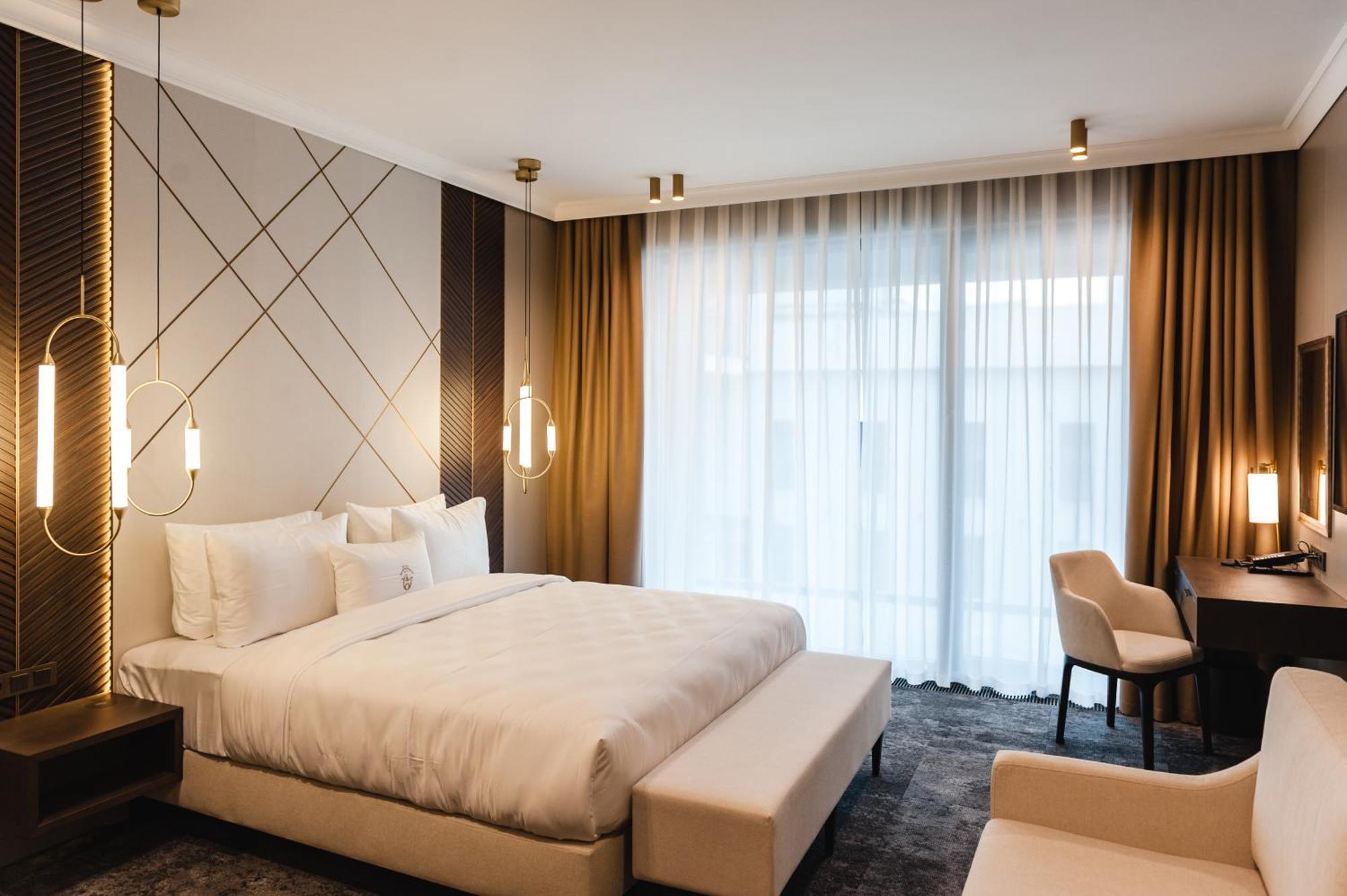 Old Continent Hotel Uzhhorod Ngoại thất bức ảnh